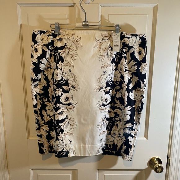 White House Black Market Dresses & Skirts - White House Black Market Floral Skirt Size 16 - NWT